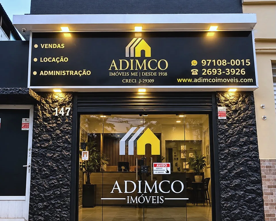 Fachada da ADIMCO Imóveis na Rua Saldanha Marinho, 147, no Belém, com o letreiro aceso